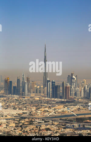 Dubai Burj Khalifa edificio in centro copyspace ritratto verticale vista aerea fotografia emirati arabi uniti Foto Stock