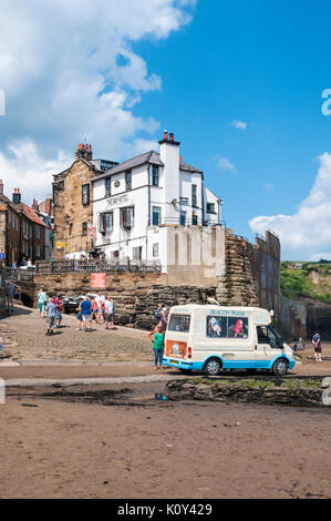 Ice Cream van parcheggiato sulla spiaggia a bassa marea a Robin Hood's Bay nel North Yorkshire. Foto Stock
