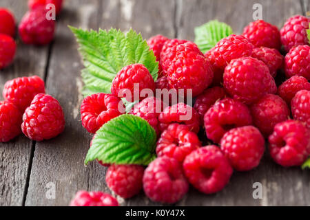 Lampone. Il succo di frutta estiva con foglie appena raccolto Foto Stock