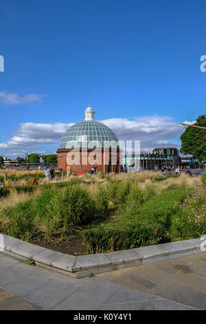 Greenwich, London, Regno Unito - 10 agosto 2017: Greenwich nelle vicinanze del cutty sark e mostra il piede del traforo. Colpo verticale presa su un luminoso giorno d'estate. Foto Stock