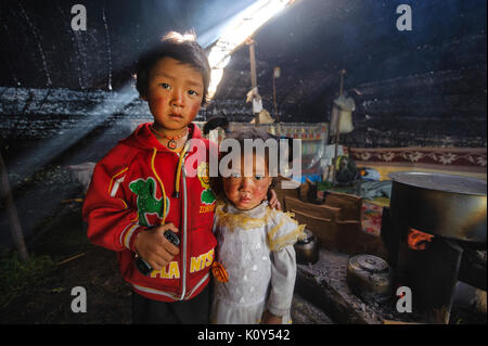 Bambini Tibetani all'interno della tradizione tibetana nomade della tenda realizzata di yak i capelli Foto Stock