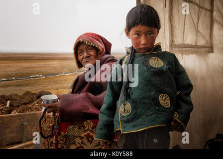 Nonna tibetana e mia nipote nella loro tenda nomade. Altopiano tibetano Foto Stock