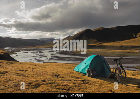 Escursioni in bicicletta sul plateau tibetano Foto Stock