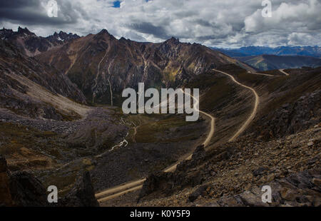 Tro-la pass 5050 m, altopiano Tibetano Foto Stock