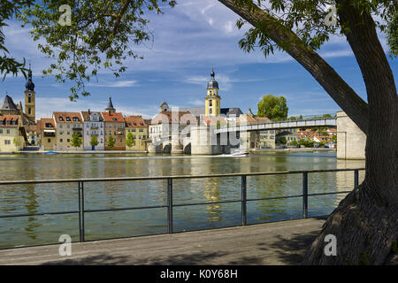 Città vecchia di Kitzingen am Main con la Chiesa di San Giovanni e la torre del mercato e la chiesa del paese, bassa Franconia, Baviera, Germania Foto Stock