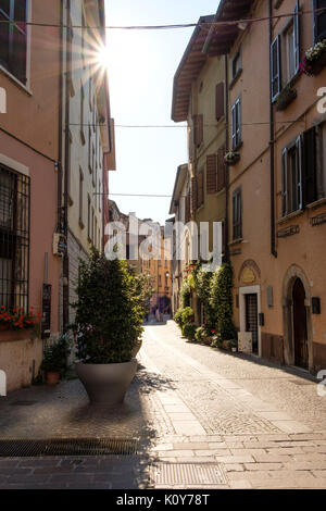 Vicolo stretto a Salo, strada dello shopping, il Lago di Garda, Brescia, Lombardia, Italia Foto Stock