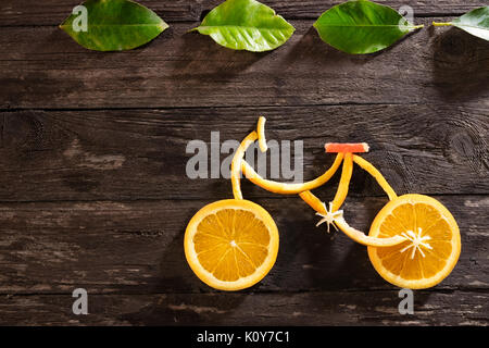 Cibo sano concetto di bicicletta in particolare fatta di frutta fresca ricca di vitamine sulla tavola di legno sfondo Foto Stock