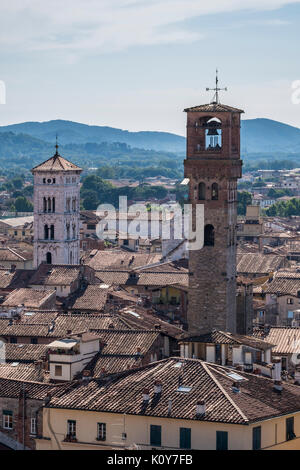 Vista la torre dell orologio Torre delle Ore e la chiesa di San Michele in Foro, Lucca, Toscana, Italia Foto Stock