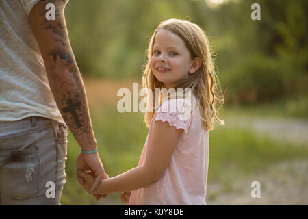 Padre e figlia insieme nella foresta Foto Stock