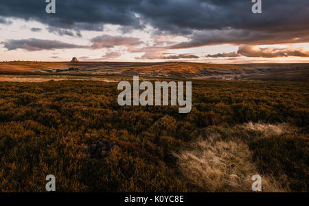 Crepuscolo scende oltre il North York Moors la colata calda oltre l abbondante erica e RAF Fylingdales su una bella serata . Foto Stock