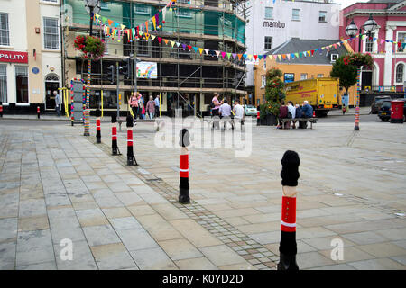 West Wales. Haverford West. La rottura della galleria .... outdoor arte, parte della città di rigenerazione e la celebrazione. Maglia di guardie copre per street Foto Stock