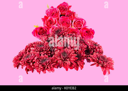 Red crisantemi & Rose Rosa nel retro terra tutti pioggia inzuppato e isolate su dusky pink torna la massa. Foto Stock