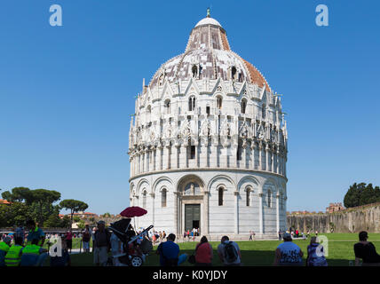 Pisa, Provincia di Pisa, Toscana, Italia. Il battistero nel Campo dei Miracoli, o Campo dei Miracoli. Conosciuta anche come la Piazza del Duomo. La Piazza Foto Stock