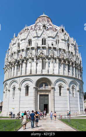 Pisa, Provincia di Pisa, Toscana, Italia. Il battistero nel Campo dei Miracoli, o Campo dei Miracoli. Conosciuta anche come la Piazza del Duomo. La Piazza Foto Stock