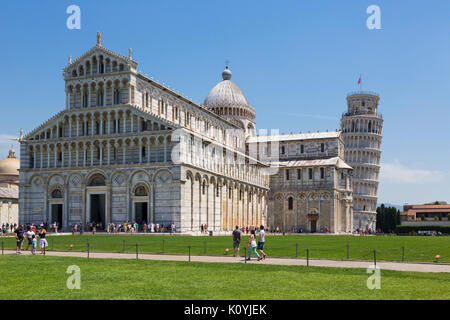 Pisa, Provincia di Pisa, Toscana, Italia. Il Campo dei Miracoli, o Campo dei Miracoli. Conosciuta anche come la Piazza del Duomo. La cattedrale o Duomo e il suo Foto Stock