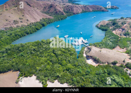 Vista aerea, Isola di Komodo, Parco Nazionale di Komodo, Indonesia, Oceano Indiano, Asia Foto Stock