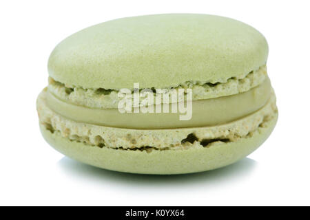 Il pistacchio macaron amaretto cookie dessert dalla Francia isolato su uno sfondo bianco Foto Stock