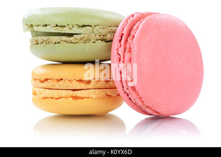 Macarons amaretti cookies dessert dalla Francia isolato su uno sfondo bianco Foto Stock