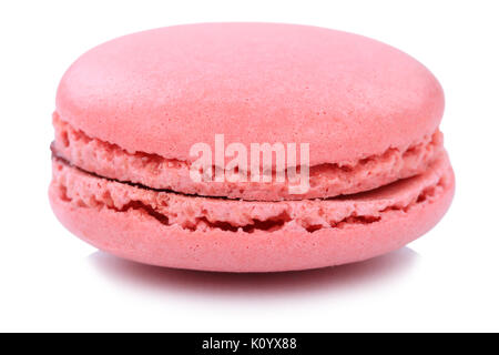 Strawberry macaron amaretto cookie dessert dalla Francia isolato su uno sfondo bianco Foto Stock