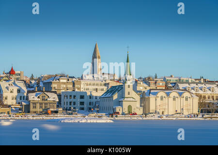 Frikirkjan e Chiesa Hallgrimskirkja, Congelato stagno, inverno, Reykjavik, Islanda Foto Stock