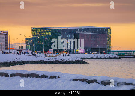 Harpa al tramonto, inverno, Reykjavik, Islanda Foto Stock