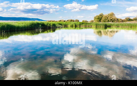 Le nuvole del cielo si riflette nel lago Foto Stock