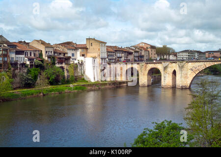 Vecchie case la linea Lotto fiume nel centro di Villeneuve-sur-Lot, Lot-et-Garonne, Francia Foto Stock