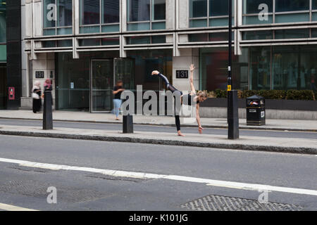 Lo Yoga nella città di Londra - trovare tranquillità interiore in mezzo al trambusto della città Foto Stock