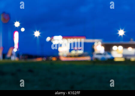 L'illuminazione sfumata nella stazione di gas di notte. astratta immagine di sfocatura dello sfondo con copia spazio. defocalizzata, fuori fuoco gas station e convenienza stor Foto Stock