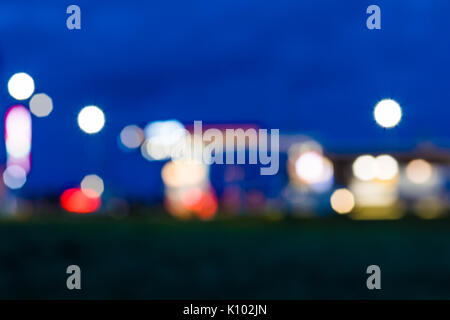 L'illuminazione sfumata nella stazione di gas di notte. astratta immagine di sfocatura dello sfondo con copia spazio. defocalizzata, fuori fuoco gas station e convenienza stor Foto Stock