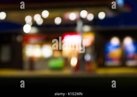L'illuminazione sfumata nella stazione di gas di notte. astratta immagine di sfocatura dello sfondo con copia spazio. defocalizzata, fuori fuoco gas station e convenienza stor Foto Stock