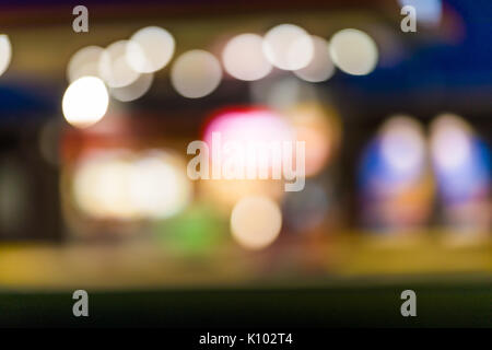 L'illuminazione sfumata nella stazione di gas di notte. astratta immagine di sfocatura dello sfondo con copia spazio. defocalizzata, fuori fuoco gas station e convenienza stor Foto Stock