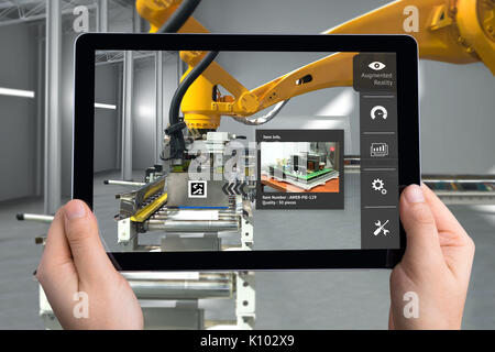 Smart Magazzini logistici technology , Augmented Reality marketing , X-Ray casella di pacchetti , l'industria 4.0 concetto. Mano azienda tablet per verificare gli elementi insi Foto Stock