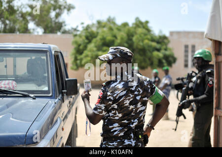 Unione africana poliziotti subiscono una dimostrazione per mostrare il modo corretto in cui fermarsi e cerca un veicolo in generale Kahiye Accademia di polizia a Mogadiscio, Somalia, il 16 giugno. L AFRICANO (14256301667) Foto Stock