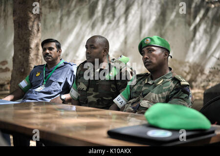 AMISOM vice comandante della forza, maggiore generale Geoffrey Baraba Muheesi e AMISOM del nuovo Commissario di polizia, Anand Pillay, visitare Baidoa, Somalia, il 20 giugno. I due AMISOM funzionari sono stati ricevuti da (14281132677) Foto Stock