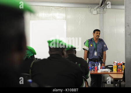 AMISOM la polizia Commisioner, Anand Pillay, parla ad una cerimonia di chiusura per una sessione di formazione dei nuovi arrivati poliziotti a Mogadiscio, in Somalia. AMISOM foto (14552801648) Foto Stock