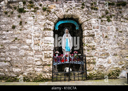 La statua della Madonna nella grotta sottostante le monache chiesa in Skofja Loka. Foto Stock