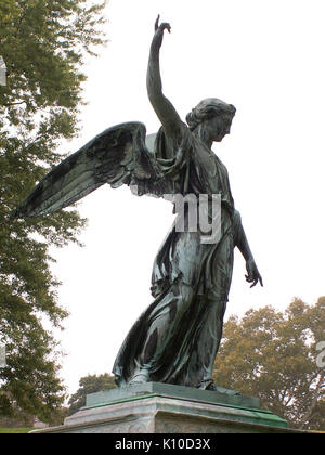 Angelo di Henry Kirke Brown su George Hogg monumento, il Cimitero di Allegheny 04 Foto Stock