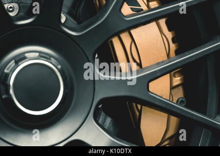 Close-up per il sistema di frenatura in una vettura sportiva Foto Stock