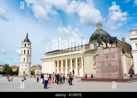 Monumento al Granduca Gediminas e la cattedrale, Katedros aikste, la piazza della cattedrale di Vilnius, Lituania Foto Stock
