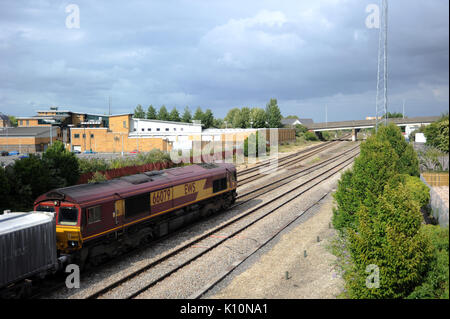 66079 'James Knightall GC' capi verso est lungo la linea di scarico dopo il passaggio attraverso il Cardiff Central. Foto Stock