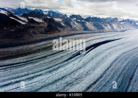 Righe di montagne innevate, cancellare cime delle montagne, i ghiacciai e i flussi di ghiaccio formare pattern unici in Alaska Foto Stock
