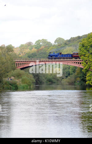 828 attraversa il ponte Victoria con un Kidderminster - Bridgnorth servizio. Severn Valley Railway. Foto Stock