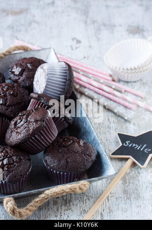 Muffin al cioccolato su sfondo bianco Foto Stock