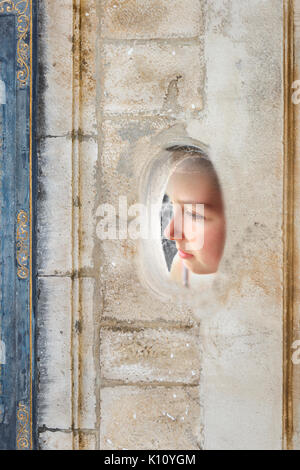 Adolescente guardando fuori dalla finestra-FRANCIA Foto Stock