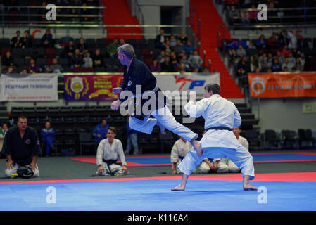 San Pietroburgo, Russia - 17 Ottobre 2015: dimostrazione delle prestazioni mediante San Pietroburgo Shotokan Karate Federation durante le arti marziali festival Bal Foto Stock