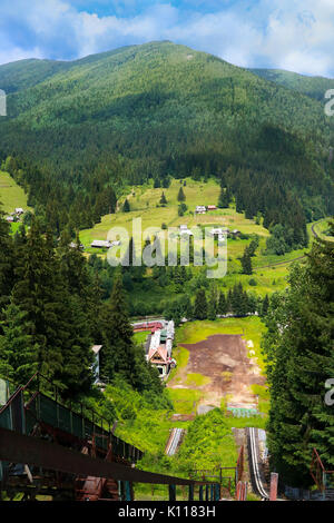 Vista estiva dei Carpazi landscapevillage Vorohta ucraina. Il verde dei boschi, colline e prati erbosi e cielo blu Foto Stock