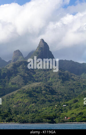 Il mozzafiato paesaggio vulcanico del villaggio Hakahetau su Ua Pou isola, Marquesas, Polinesia Francese Foto Stock