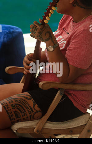 I cantori tradizionali dal villaggio Hapatoni sull isola di Tahuata delle Marquesas della Polinesia Francese, mostrando loro tatuaggi Foto Stock