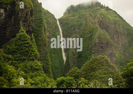 Vaipo cascata, a 1148 piedi o 30 metri è la cascata più grande in Polinesia al di fuori della Nuova Zelanda. Sull'isola di Nuku Hiva delle Marquesas Foto Stock